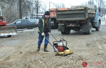 Дыру в асфальте на Советской  улице в Ярославле залатали. Фоторепортаж