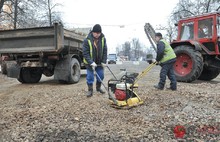 Дыру в асфальте на Советской  улице в Ярославле залатали. Фоторепортаж