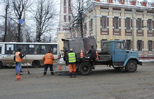 Ямочный ремонт на Красной площади в центре Ярославля ведется при дожде и мокром снеге