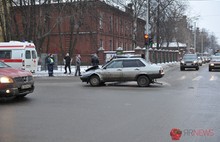 В центре Ярославля столкнулась «четырнадцатая» и Мицубиси. С фото