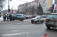 В центре Ярославля столкнулась «четырнадцатая» и Мицубиси. С фото