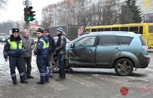 В центре Ярославля столкнулась «четырнадцатая» и Мицубиси. С фото