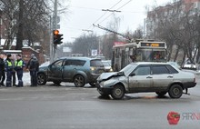 В центре Ярославля столкнулась «четырнадцатая» и Мицубиси. С фото