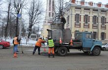 Ямочный ремонт на Красной площади в центре Ярославля ведется при дожде и мокром снеге