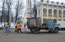 Ямочный ремонт на Красной площади в центре Ярославля ведется при дожде и мокром снеге