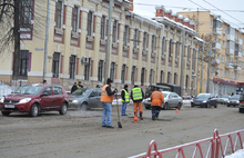Ямочный ремонт на Красной площади в центре Ярославля ведется при дожде и мокром снеге