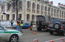 Ямочный ремонт на Красной площади в центре Ярославля ведется при дожде и мокром снеге