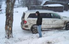 В кювете у Малой Лухи в Ярославской области оказался внедорожник «Мерседес Бенс GL-350»