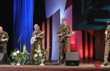 В Ярославле в честь памятной даты ухода из Афганистана спел ансамбль «Каскад». С фото