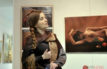 Актер ТЮЗа Ярославля, поэт Пушкин и фотомастер Дмитрий Бахтин встретились в окружении обнаженных женщин. Фоторепортаж