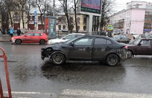 В центре Ярославля столкнулись два черных Мицубиси. С фото