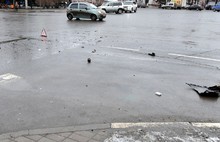 В центре Ярославля столкнулись два черных Мицубиси. С фото