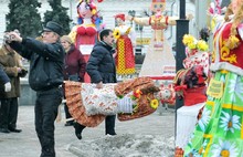 В центре Ярославля появились Олимпийская Масленица, Веснянка и Масленичка-медсестричка. Фоторепортаж