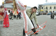 В центре Ярославля появились Олимпийская Масленица, Веснянка и Масленичка-медсестричка. Фоторепортаж