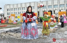 В центре Ярославля появились Олимпийская Масленица, Веснянка и Масленичка-медсестричка. Фоторепортаж