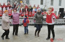 В музее-заповеднике Ярославля на Масленицу ели блины и танцевали буги-вуги. Фоторепортаж