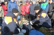 Школьников Ярославля научили спасать людей, попавших под лед. С фото