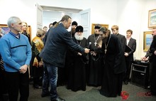 Желающие посетить выставку художника и священника Василия Шиханова не поместились в зал. Фоторепортаж