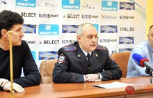 С фанатами ФК «Шинник» Ярославля полиция и руководство клуба провело разъяснительную беседу о поведении на футбольных матчах. С фото