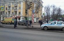 В Ярославле иномарка на пешеходном переходе сбила женщину