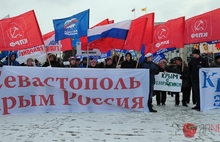 На митинге в поддержку Крыма ярославские партии меряются флагами. Фоторепортаж