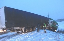 В Ярославской области фура сползла в кювет