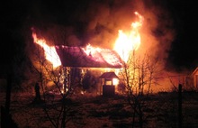 Горящий особняк в Рыбинском районе тушили 12  огнеборцев