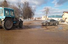 В Ярославской области автоледи на иномарке врезалась в трактор