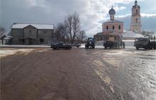 В Ярославской области автоледи на иномарке врезалась в трактор