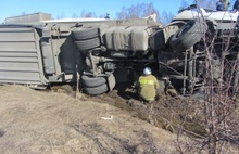 В Ярославской области фура вылетела в кювет и перевернулась