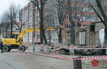 Гастарбайтеры на доме «Папин гараж» сообщили, что фотоаппараты здесь разбивают. С фото