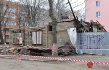 Гастарбайтеры на доме «Папин гараж» сообщили, что фотоаппараты здесь разбивают. С фото