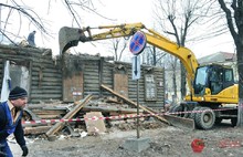 Гастарбайтеры на доме «Папин гараж» сообщили, что фотоаппараты здесь разбивают. С фото