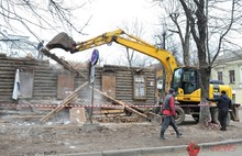 Гастарбайтеры на доме «Папин гараж» сообщили, что фотоаппараты здесь разбивают. С фото