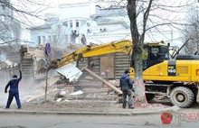 Гастарбайтеры на доме «Папин гараж» сообщили, что фотоаппараты здесь разбивают. С фото