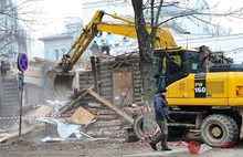 Гастарбайтеры на доме «Папин гараж» сообщили, что фотоаппараты здесь разбивают. С фото