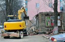 Гастарбайтеры на доме «Папин гараж» сообщили, что фотоаппараты здесь разбивают. С фото