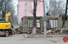 Гастарбайтеры на доме «Папин гараж» сообщили, что фотоаппараты здесь разбивают. С фото