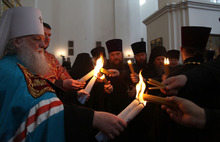 Благодатный огонь из Успенского собора горит во всех храмах Ярославской епархии (с фото)