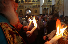 Благодатный огонь из Успенского собора горит во всех храмах Ярославской епархии (с фото)