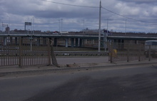 В Ярославле «Форд-Фокус» снес ограждение Юбилейного моста, разбился в лепешку и вылетел на встречную полосу