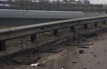 В Ярославле «Форд-Фокус» снес ограждение Юбилейного моста, разбился в лепешку и вылетел на встречную полосу