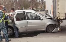 В Рыбинске «Рено Логан» въехал под грузовой автомобиль «Рено Магнум»