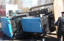 В Рыбинске трактор при перевозке выпал из МАЗА