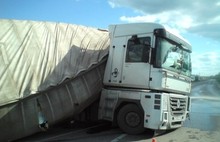 В Ростовском районе Ярославской области опрокинулся грузовик