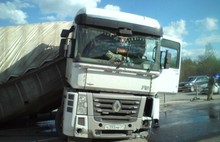 В Ростовском районе Ярославской области опрокинулся грузовик