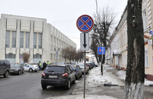 В центре Ярославля на лобовые стекла машин наклеили стикеры. Фоторепортаж