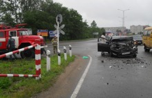 В Тутаеве Ярославской области «Форд» разбился всмятку при столкновении с автобусом «ПАЗ»