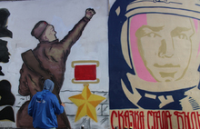 Арку дома по проспекту Ленина в Ярославле разрисовали «историческими» граффити