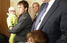 Губернатор Ярославской области привез огромный торт детям Украины